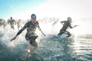 Grupo de triatletas con neopreno en el segmento de natación Ironman Alcúdia Mallorca.