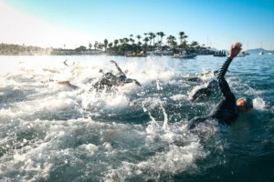 Grupo de triatletas con neopreno en el segmento de natación Ironman Alcúdia Mallorca.